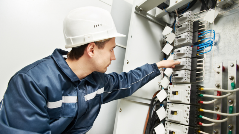 Eletricista perto de mim: como encontrar e contratar com segurança | ELETRICISTA 13 Eletricista perto de mim