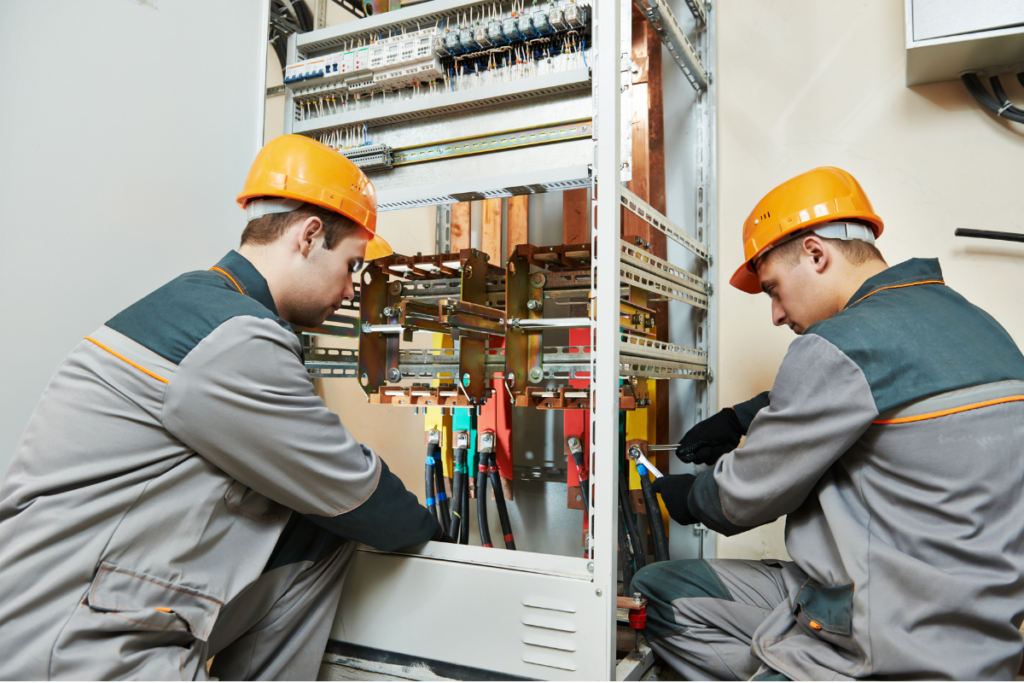Quanto cobra um eletricista (por hora, visita ou serviço)? | ELETRICISTA 17 eletricistas trabalhando