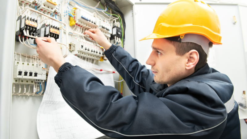 Preço de eletricista por hora: quanto cobram em 2026 e como contratar sem susto | ELETRICISTA 18 preço de eletricista por hora