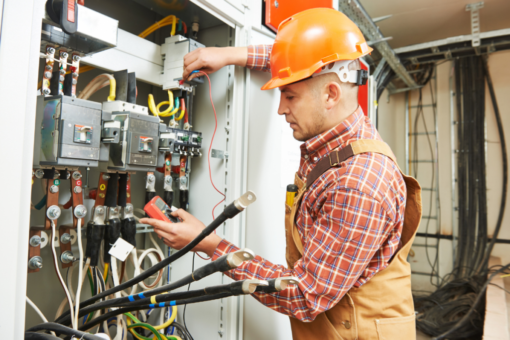 Orçamento de eletricista: como pedir, comparar e fechar sem susto | ELETRICISTA 2 eletricista trabalhando