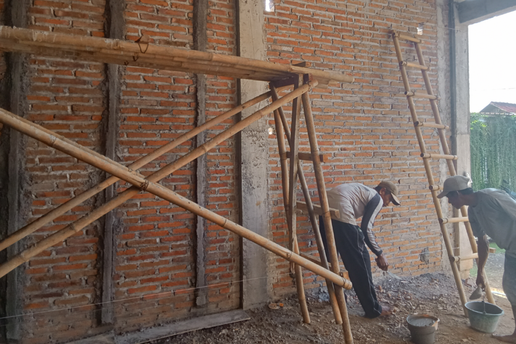 Diária de pedreiro: quanto custa e como contratar em 2026 | PEDREIRO 12 pedreiro construindo