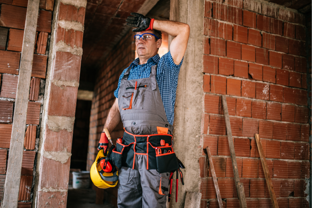 Quanto ganha um pedreiro em 2026? Salário, diária e preço por m² | PEDREIRO 8 pedreiro trabalhando obra